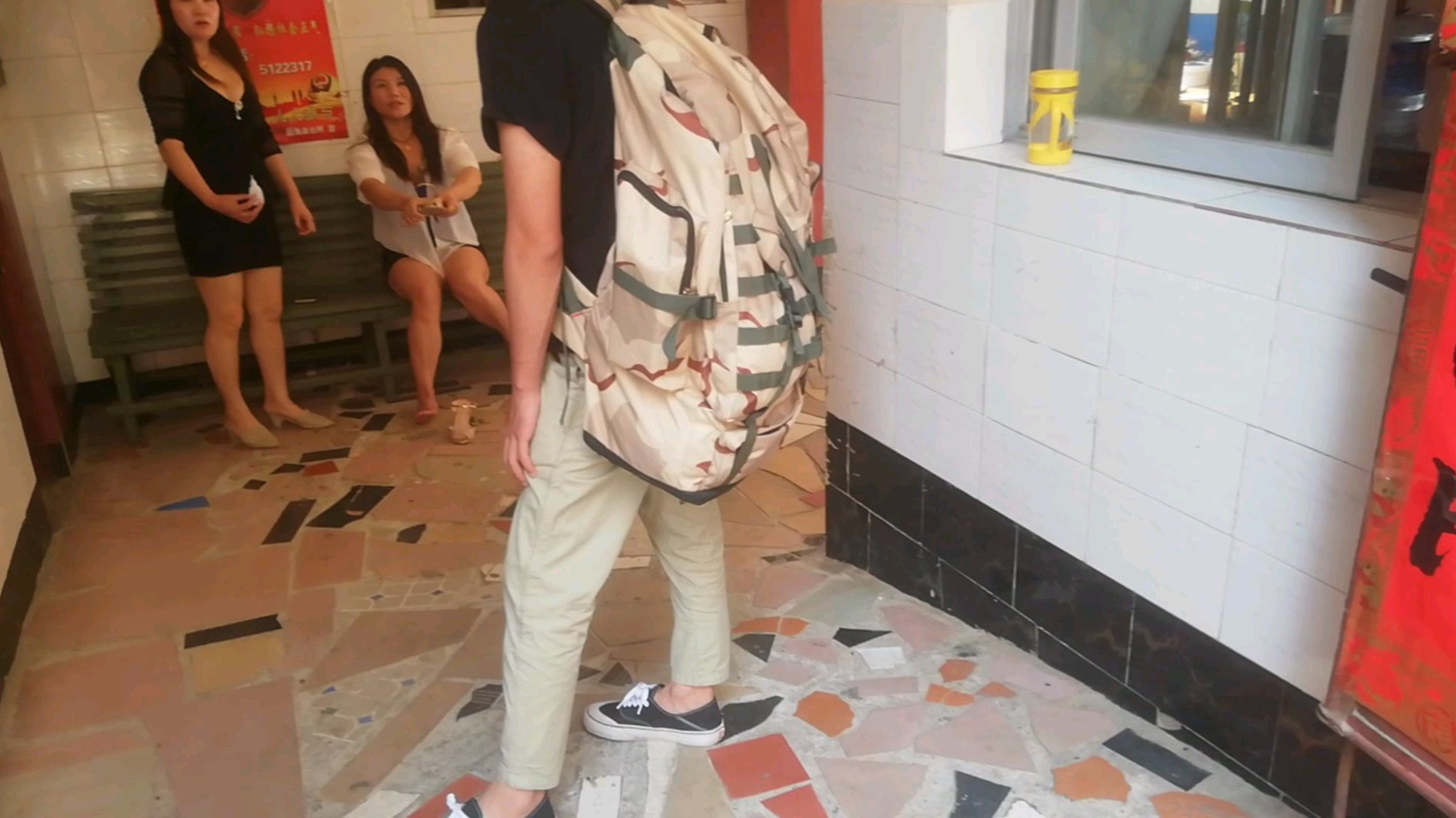 本想去开个45的标间,被楼下的两位女士吓的只得换地